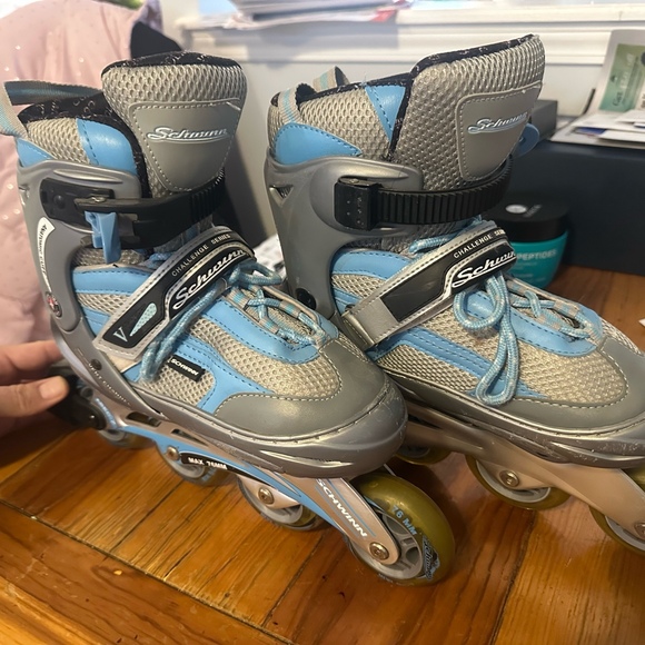 SCHWIN Women’s Challenge Series Rollerblades Size 6-7 - Picture 2 of 4